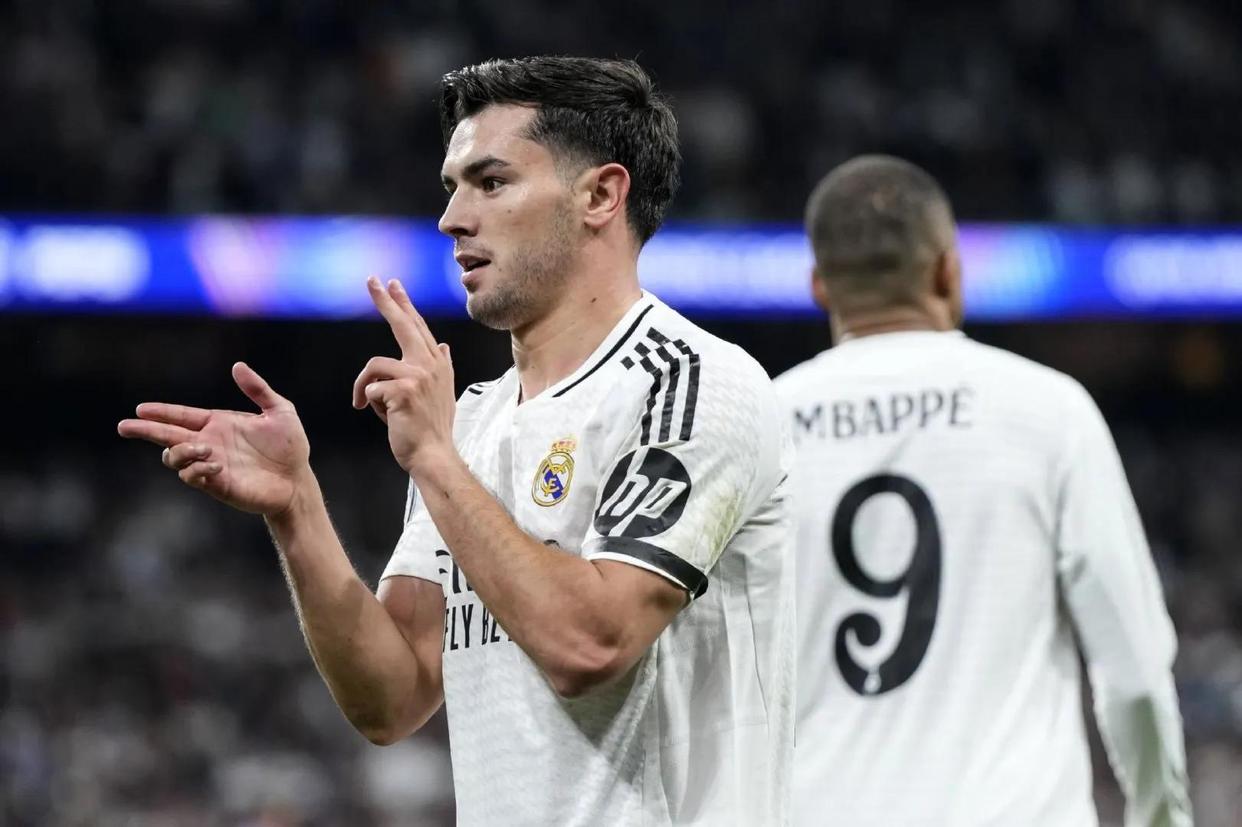 皇马主场大捷，球员赛后激动庆祝胜利，作者注意.